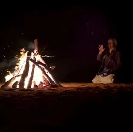 البيئة السعودية تعطي الأمير الوليد بن طلال مخالفة بعد ضهور شبّة للنار..فيديو