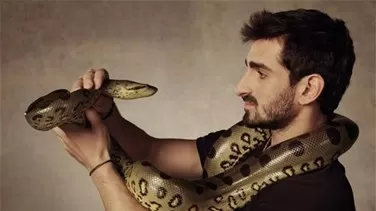 فيديو مروع لأفعى ضخمة تلتهم رجلاً امام كاميرات المصورين