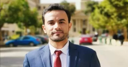 تقرير طبي يكشف أسباب وفاة دكتور يمني عثر على جثته في شقته بمصر