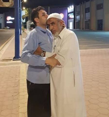 عرض عليه ان يلحق به ويمنحه بيت .. شاهد كيف كان وداع مغترب يمني لزميله الهندي بعد 21 عاما قضياها سويا بالسعودية