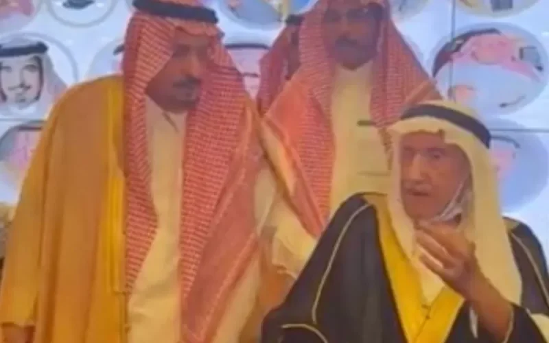 شاهد: أمين منطقة سابق في السعودية يستأذن أمير الرياض الحالي في الذهاب للنوم .. “لن تصدق” ردّ الأخير أدخل الجميع بنوبة ضحك! (فيديو)