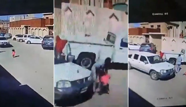 بالفيديو: سائق يدهس طفلة صغيرة في أحد الأحياء بالمملكة ويفشل في الهروب