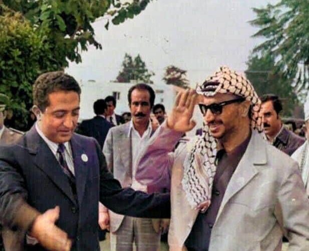الحمدي يستقبل الرئيس الفلسطيني ياسر عرفات في اليمن .. صورة نادرة