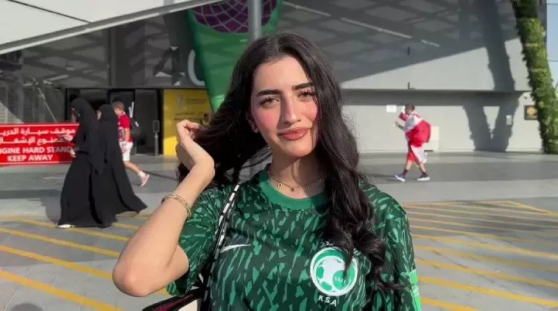 شاهد المشجعة السعودية الحسناء التي اشعلت المدرجات وذوبـت الجماهير بهذه الكلمات والصوت الرقيق