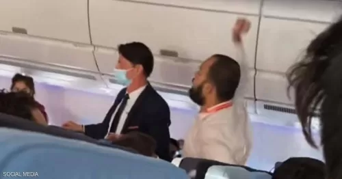 شاهد مسافر يتشاجر مع الركاب داخل طائرة ويعتدي على المضيفة