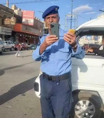 شاهد .. رجل المرور ” المدري” يكشف حقيقة إعطائه جوال من عالم آبل بعد قاموا بتصويره وأخذه منه بعدها