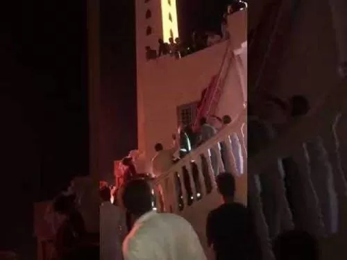 فيديو: حادث مروع يودي بحياة شخص ويقذف به إلى سطح مسجد في السعودية