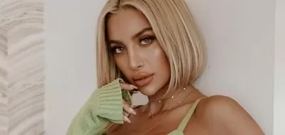 السعودية مودل روز تصعق الجميع في المملكة برقصة الخلفية مع شابين في وضع مخل