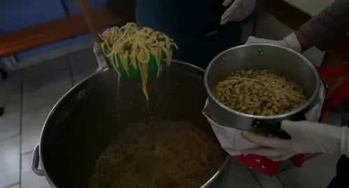 لحظة سقوط الشيف بوراك بإناء كبير أمام مطعمه في دبي… فيديو