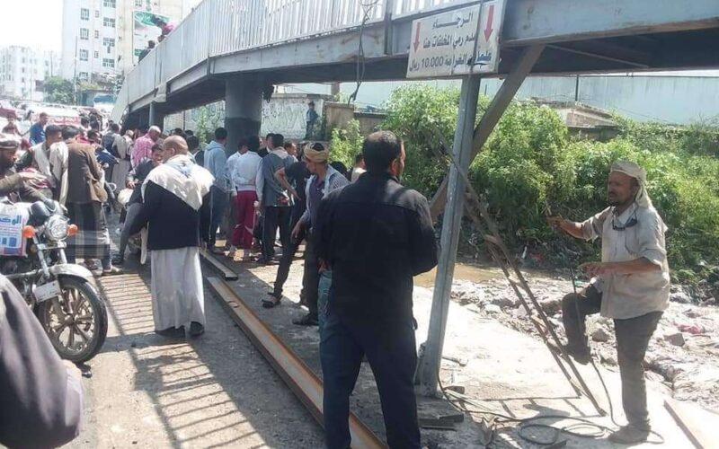 يحدث الآن .. إصلاح الجسر الحديدي عقب جرف السيل لسيارة في إب