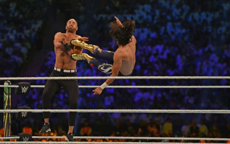 فيروس كورونا يطيح بنحو 20 مصارعا في WWE