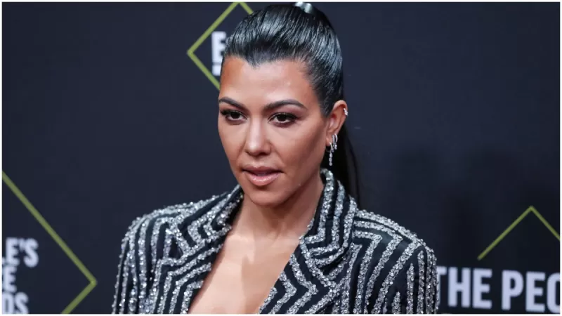 كورتني كارداشيان تظهر بجسمها “دون تعديل” خلال جلسة تصوير ملابس داخلية