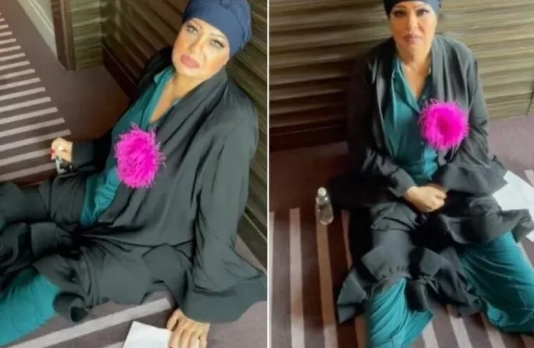 هربت حافية القدمين.. شاهد الفنانة فيفي عبده تفترش الأرض داخل فندق بالرياض لهذا السبب