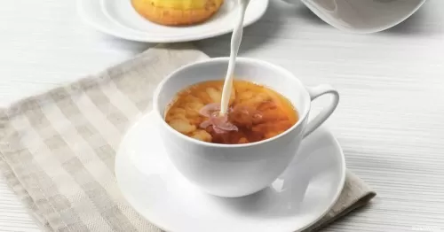 لماذا يجب وضع الحليب على الشاي قبل الماء.. عند صنع الشاي بالحليب