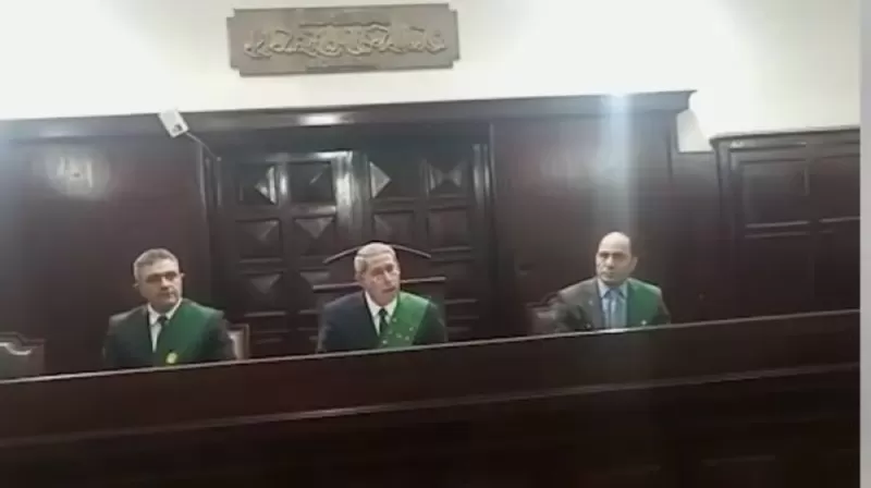 بالفيديو.معيدة في جامعة مصرية شهيرة تعذب طفلها لتجبره على التسول