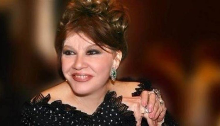 خطأ طبي خلال عملية جراحية يفقد الفنانة المصرية شويكار القدرة على الحركة