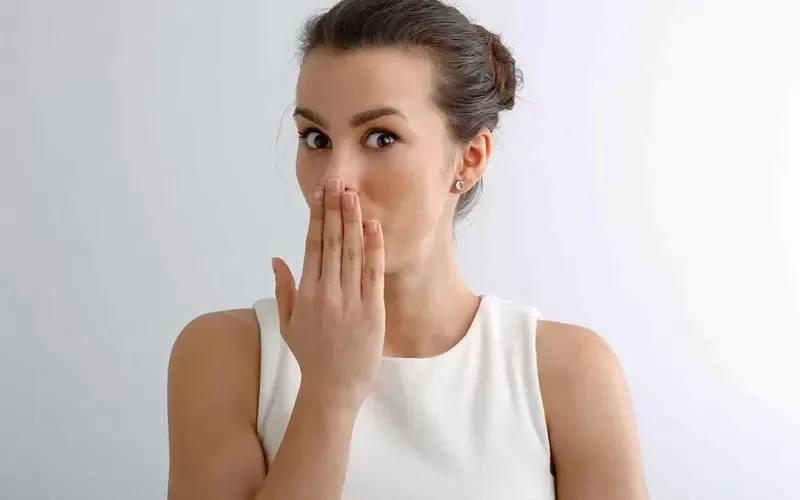 ستقول وداعاً لرائحة الفم الكريهة بعد اليوم بعد معرفتك لهذه الثلاث الحيل البسيطة والسهلة