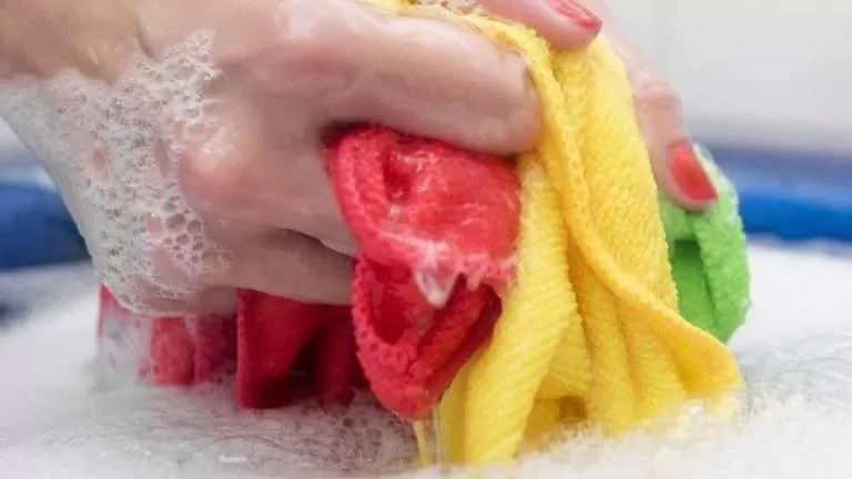 لتبقى ألوان ملابسك كأنها جديدة.. إليكي هذه الحيل