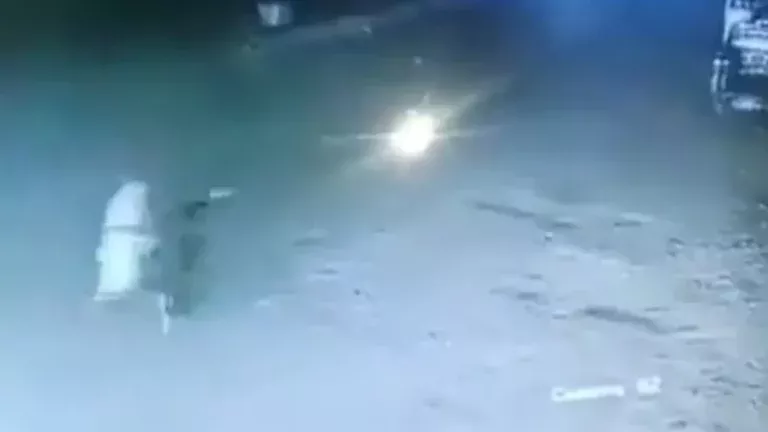 الفيديو الكامل لليمني الذي فجر نفسه مع زوجته بقنبلة يدوية في الشارع العام
