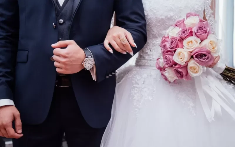 عريس وعروسته يصممان دعوة زفافهما بألفاظ خادشة.. لن تتوقع ماذا كتبا فيها؟