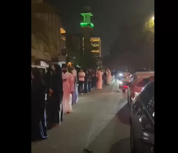 شاهد تكدس وطوابير طويلة في أحد شوارع جدة لشراء شاهي عدني.. وهذا سعر الكوب