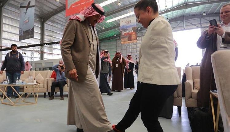 شاهد.. كيف صافحت أول كابتن طيران “دون يدين” رئيس الهيئة العامة للفضاء؟