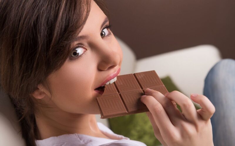 الكشف عن تأثير الشوكولاتة على منظومة المناعة.. هذا ما يحدث لجسمك عند تناولها