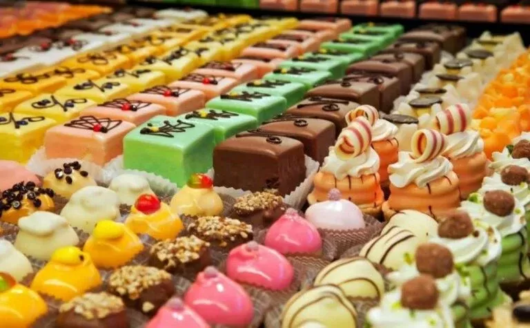 تفاصيل القرارات السعودية الجديدة حول محلات الحلويات