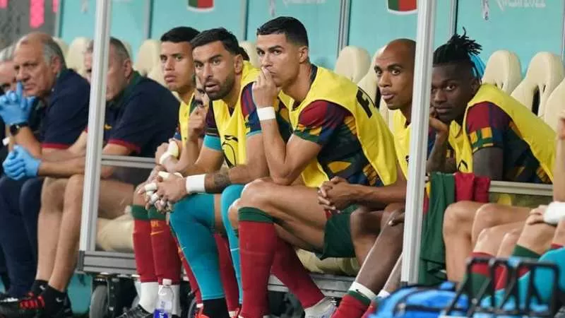 مشهد مهين لكريستيانو رونالدو خلال حفل الجوائز السنوي.. هل تعمد الفيفا إهانة لاعب النصر السعودي؟