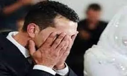 عريس ينهار تحت قدمي عروسته في ليلة دخلتهم بعد ان كشفت على السرير السر الذي حاول اخفائه عن الجميع