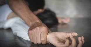 ذئب بشرى يغدر بزميلته ويغتـ.صب ابنتها بشكلٍ مروّع