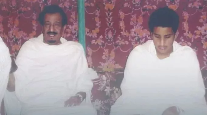 صورة نادرة للملك وولي العهد السعودي محمد بن سلمان في موسم الحج قبل 25 عاماً