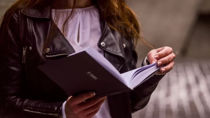 بعد ان دفنت امها بساعات كشفت في سريرها ما كانت تخفيه عنها ودمر حياتها للأبد