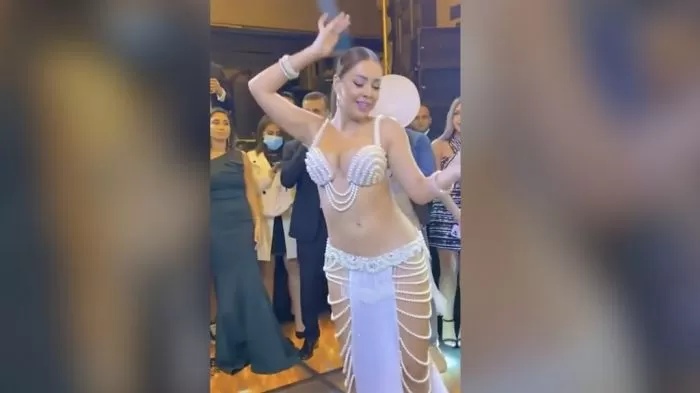 شاهد بالفيديو : عروسه مصرية ترقص يوم فرحها في الشارع ببدلة رقص فضيحة .. لن تصدق ماذا فعل زوجها
