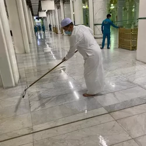 شاهد صور وزير شهير في ماليزيا يشارك في تنظيف الحرم المكي من اثار الأمطار