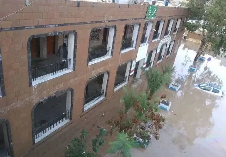 شاهد بالصور كيف أصبح حوش مرور محافظة عمران في وضع مزري بعد أمطار غزيرة عصر اليوم