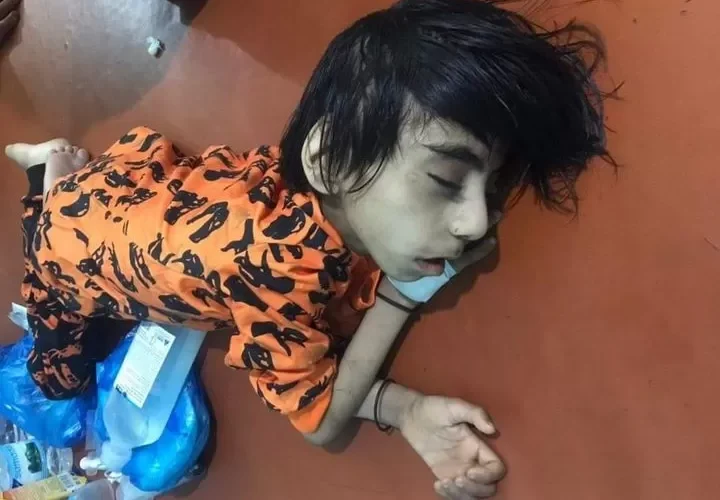 بعمر السادسة ومعاق كليا .. العثور على طفل داخل برميل القمامة في تعز!