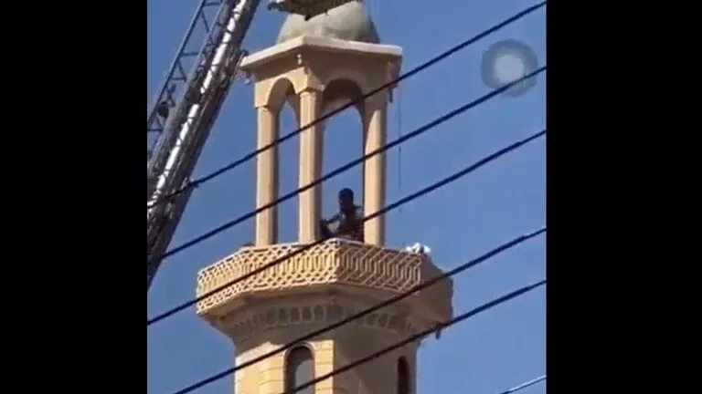فيديو يثير الجدل.. محاولة انتحار شاب من مئذنة مسجد في مصر تتحول إلى مأساة