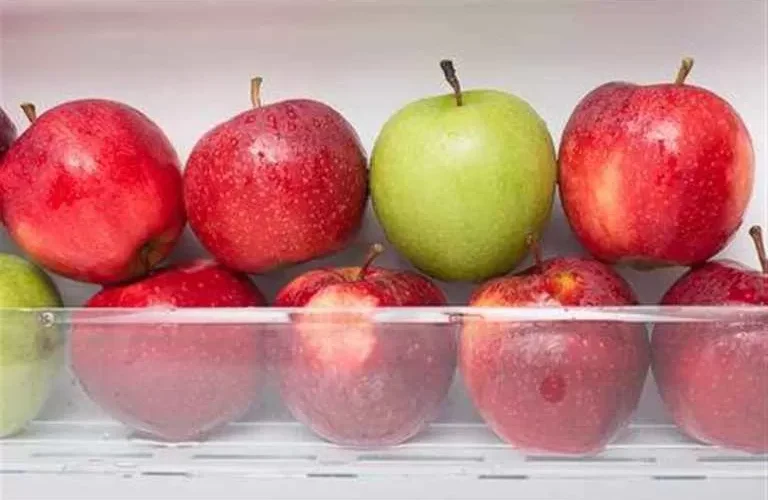 هذا ما يفعله تناول التفاح على الريق بمرضى