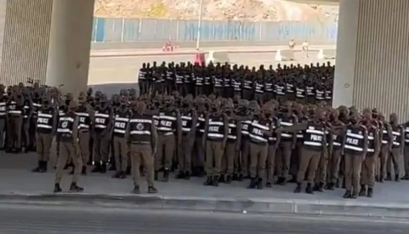 شاهد: السعودية تستعين بقوات ضاربة لتنظيم المعتمرين في المسجد الحرام خلال شهر رمضان