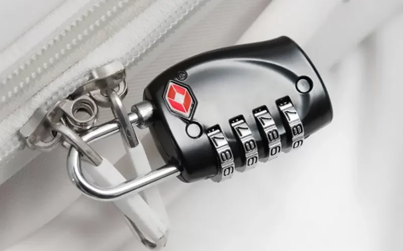 لو نسيت مفتاح او رمز فتح شنطة السفر اليك هذا الحل السحري بدون ان تكسر أو تتلف الشنطة