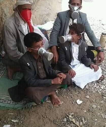 شاهد.. صورة تثير ضجة كبيرة وواسعة بعد أن تداولها اليمنيين وهم يرتدون هذه الأشياء بدلاً عن الكمامات لمواجهة فيروس كورونا