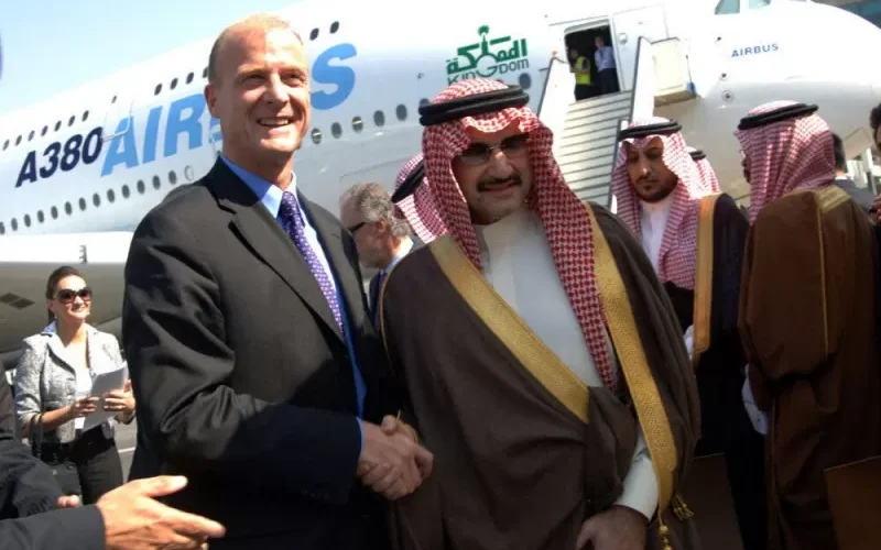 تنافس طائرة الملك .. شاهد القصر الطائر للوليد بن طلال