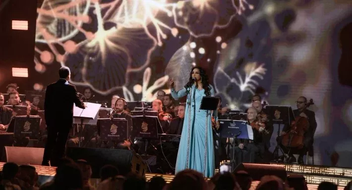 فيديو يشعل السعودية لما فعلته الفنانة احلام مع معجب اثناء حفلها في القصيم أمام زوجها