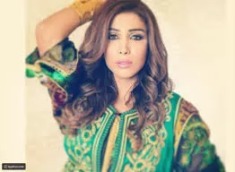 شاهد: انهيار فنانة يمنية شهيرة بعد عجزها عن الحصول على الدواء