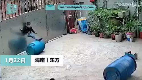 فيديو مروع لطفل صيني يشنق نفسه امام الكاميرا بالخطأ وما فعلته اخته الصغرى فاجئ الجميع