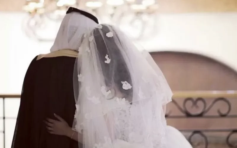 عريس سعودي تغدر به عروسته وسط قاعة الزفاف وصديقتها المقربة تنقذ العريس من الموقف المحرج بحيلة شيطانية