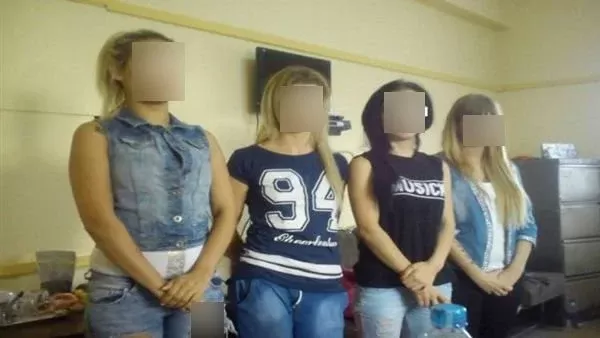 إحداهن حاولت الهروب بالقفز من النافذة.. تفاصيل القبض على شبكة دعارة داخل نادي شهير في مصر