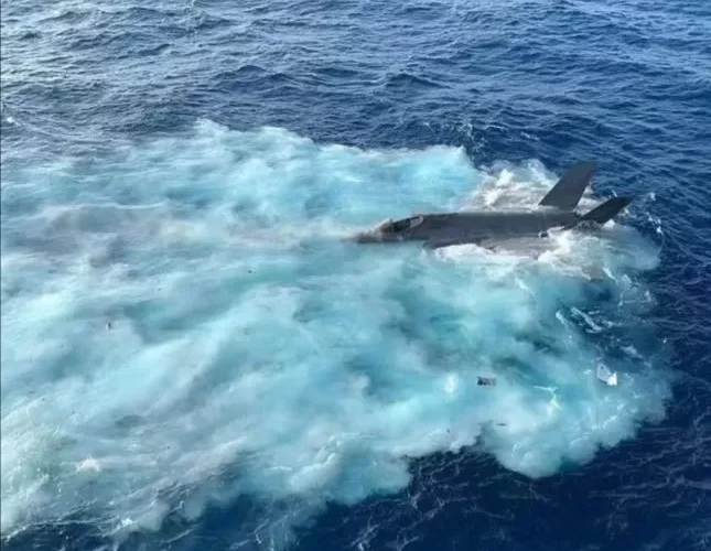 شاهد: لحظة تحطم مقاتلة أمريكية بقيمة 100 مليون دولار في البحر