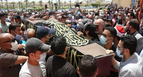 شاهد بالفيديو: موقف غريب لجنازة سمير غانم اثناء مرورها بهذا المكان صدم الجميع